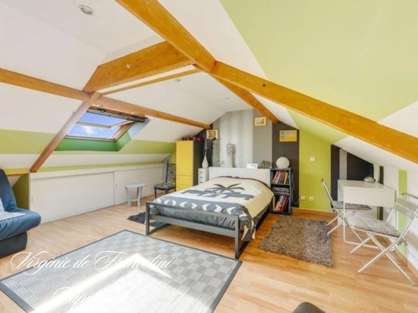 Le Plessis-Trévise-Maison 240 m2 au sol-Parcelle720m2-7 pièces-6 chambres-Luminosité-jardin-terrasse-garage-buanderie