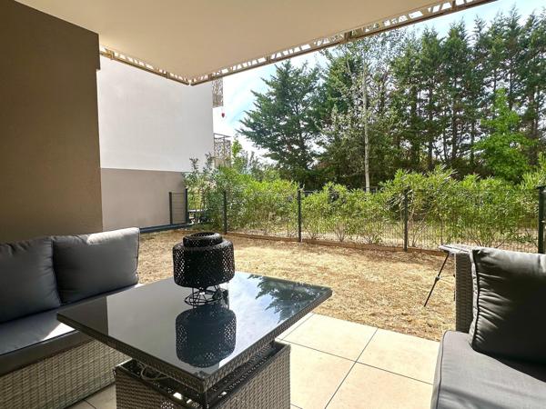 SUPERBE 3 PIÈCES AU CALME, AVEC JARDIN, PISCINE & 3 PARKINGS, PMR