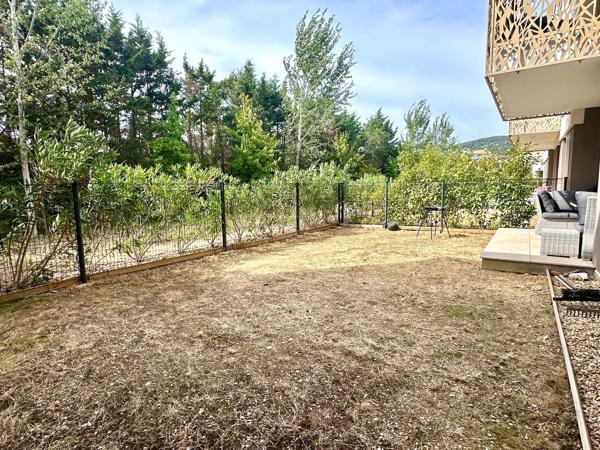 SUPERBE 3 PIÈCES AU CALME, AVEC JARDIN, PISCINE & 3 PARKINGS, PMR
