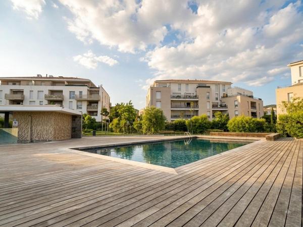SUPERBE 3 PIÈCES AU CALME, AVEC JARDIN, PISCINE & 3 PARKINGS, PMR