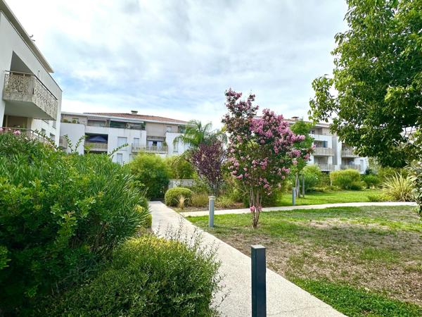 SUPERBE 3 PIÈCES AU CALME, AVEC JARDIN, PISCINE & 3 PARKINGS, PMR