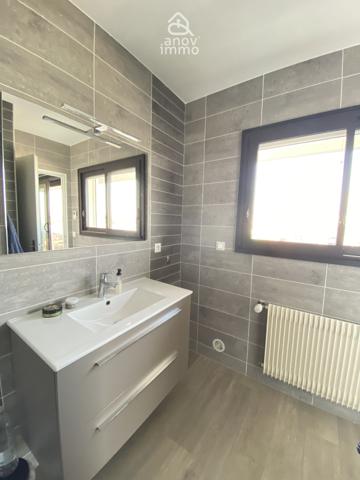 Appartement
                                                                                                                                                                                                                                                                                                                        5 pièce(s)                                                                                                                                                                                                          3 chambre(s)                                                                                                                                                                                                          120  m²