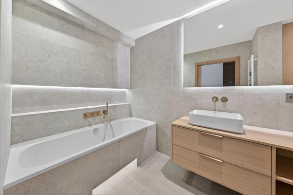 Appartement Familial Lumineux refait à neuf  avec climatisation intégrale au Coeur du 16ème avec un balcon de 10m2