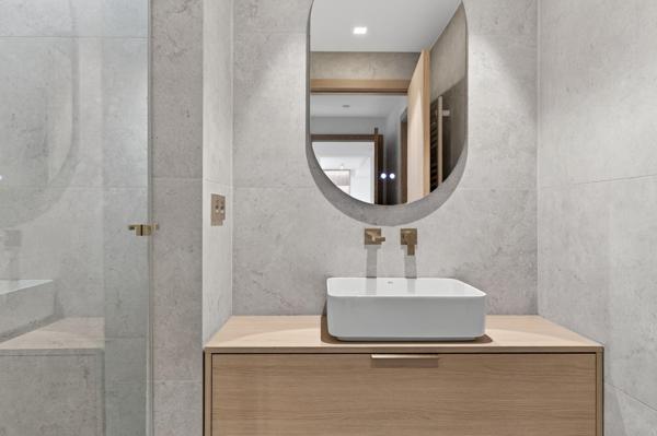 Appartement Familial Lumineux refait à neuf  avec climatisation intégrale au Coeur du 16ème avec un balcon de 10m2