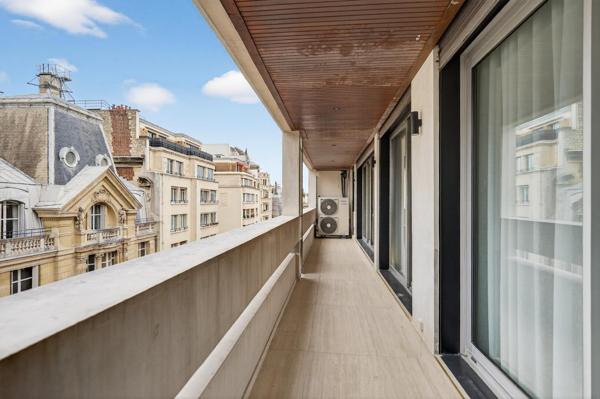 Appartement Familial Lumineux refait à neuf  avec climatisation intégrale au Coeur du 16ème avec un balcon de 10m2