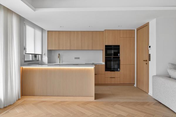 Appartement Familial Lumineux refait à neuf  avec climatisation intégrale au Coeur du 16ème avec un balcon de 10m2