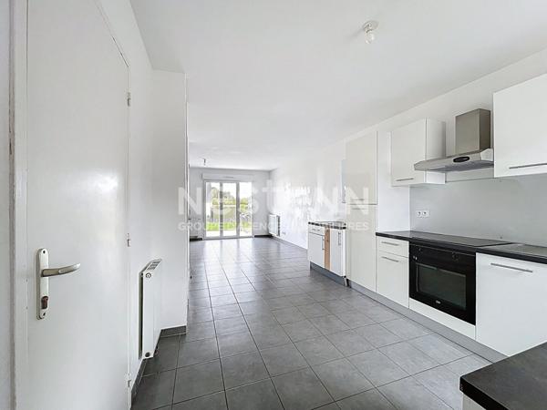 A VENDRE Angers Ouest Bouchemaine proche lac de Maine secteur la Croisette, maison récente 3 chambres, cuisine ouverte aménagée équipée, terrasse, jardinet clos, garage fermé plus parking.