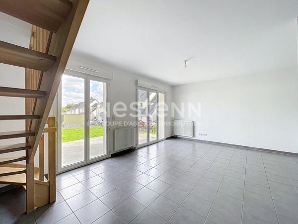 A VENDRE Angers Ouest Bouchemaine proche lac de Maine secteur la Croisette, maison récente 3 chambres, cuisine ouverte aménagée équipée, terrasse, jardinet clos, garage fermé plus parking.