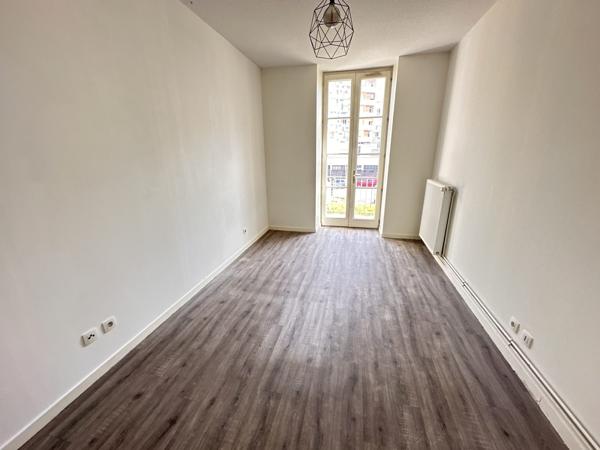 T4 en plein centre ville avec balcon, cave et stationnement