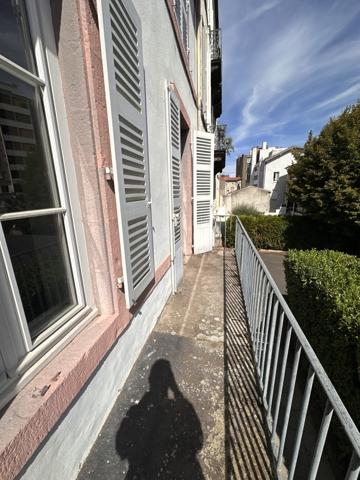 T4 en plein centre ville avec balcon, cave et stationnement