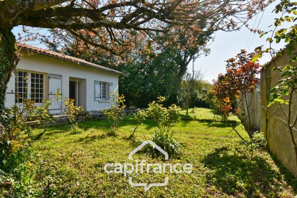 Maison PLAIN PIED à vendre 6 pièces SAINT JEAN D'ANGELY (17) avec jardin clos et garage
