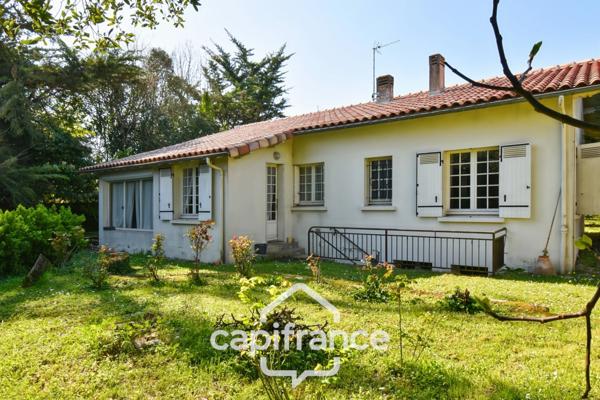 Maison PLAIN PIED à vendre 6 pièces SAINT JEAN D'ANGELY (17) avec jardin clos et garage