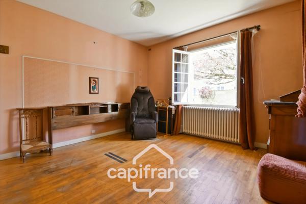 Maison PLAIN PIED à vendre 6 pièces SAINT JEAN D'ANGELY (17) avec jardin clos et garage