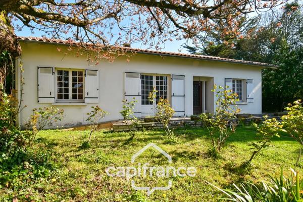 Maison PLAIN PIED à vendre 6 pièces SAINT JEAN D'ANGELY (17) avec jardin clos et garage