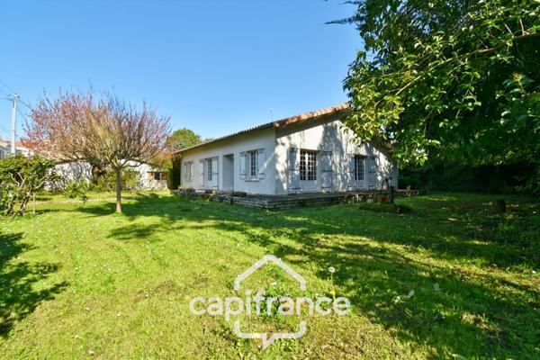 Maison PLAIN PIED à vendre 6 pièces SAINT JEAN D'ANGELY (17) avec jardin clos et garage