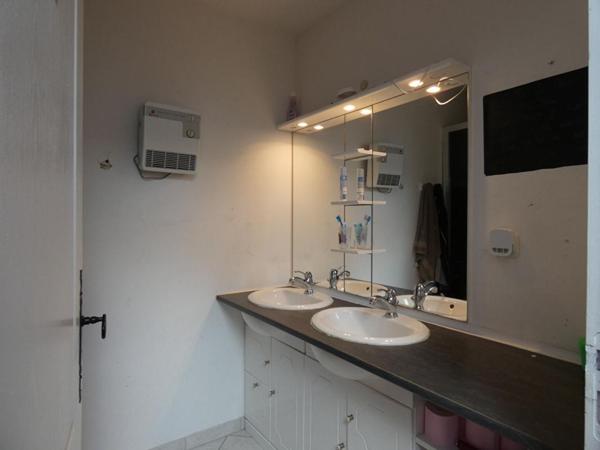 A 10 mns de la gare TGV de LAMBALLE, Maison  9 pièces de 270 m2  sur un terrain de 5 560m2
