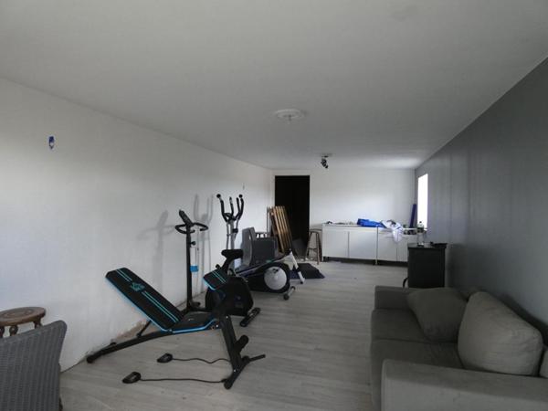 A 10 mns de la gare TGV de LAMBALLE, Maison  9 pièces de 270 m2  sur un terrain de 5 560m2