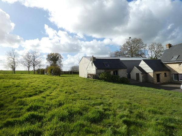 A 10 mns de la gare TGV de LAMBALLE, Maison  9 pièces de 270 m2  sur un terrain de 5 560m2