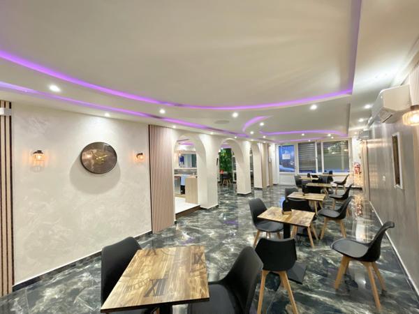 Immeuble avec local commercial, deux terrasses, 3 appartements, une salle des fêtes, 4 caves et une dépendance