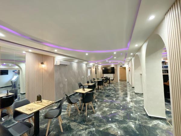 Immeuble avec local commercial, deux terrasses, 3 appartements, une salle des fêtes, 4 caves et une dépendance