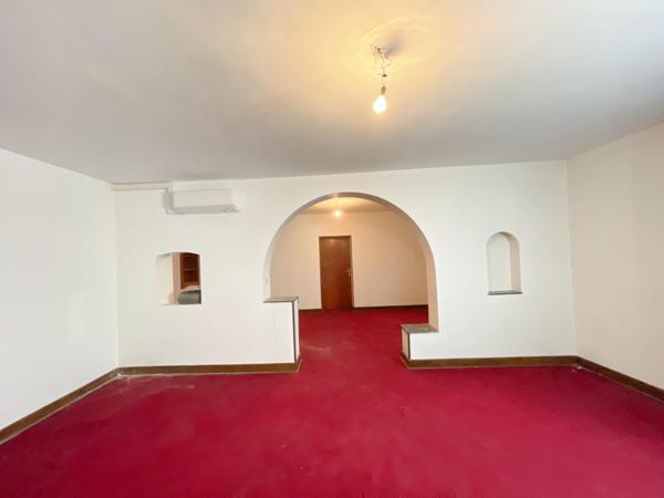 Immeuble avec local commercial, deux terrasses, 3 appartements, une salle des fêtes, 4 caves et une dépendance