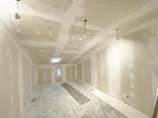 Immeuble avec local commercial, deux terrasses, 3 appartements, une salle des fêtes, 4 caves et une dépendance