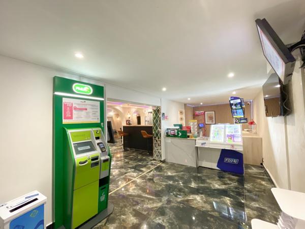 Immeuble avec local commercial, deux terrasses, 3 appartements, une salle des fêtes, 4 caves et une dépendance