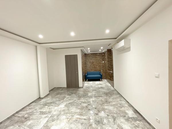 Immeuble avec local commercial, deux terrasses, 3 appartements, une salle des fêtes, 4 caves et une dépendance