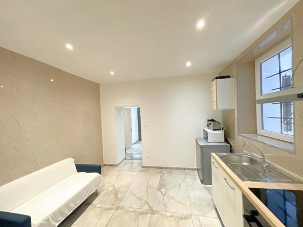 Immeuble avec local commercial, deux terrasses, 3 appartements, une salle des fêtes, 4 caves et une dépendance