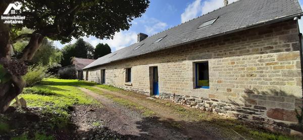 Maison de type longère en cours de rénovation
Superficie 110 m² avec jardin et hangar