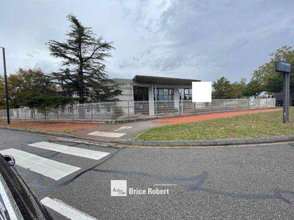 Bâtiment indépendant à louer à Décines-Charpieu avec grand parking extérieur