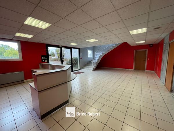 Bâtiment indépendant à louer à Décines-Charpieu avec grand parking extérieur