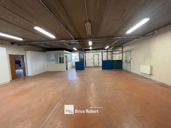 Bâtiment indépendant à louer à Décines-Charpieu avec grand parking extérieur