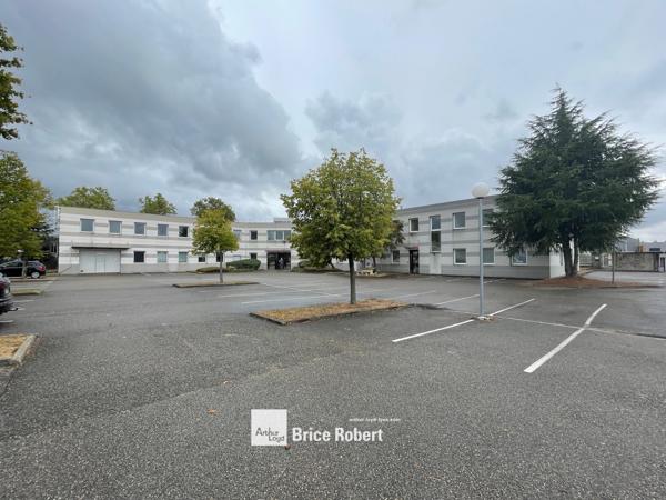 Bâtiment indépendant à louer à Décines-Charpieu avec grand parking extérieur