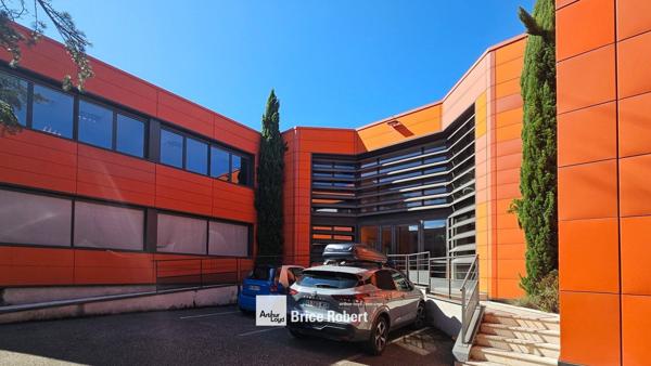 Bureaux à vendre ou à louer à Champagne-au-Mont-d'Or lumineux et modulables