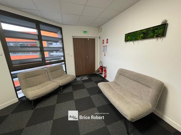 Bureaux à vendre ou à louer à Champagne-au-Mont-d'Or lumineux et modulables