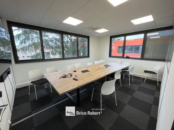 Bureaux à vendre ou à louer à Champagne-au-Mont-d'Or lumineux et modulables