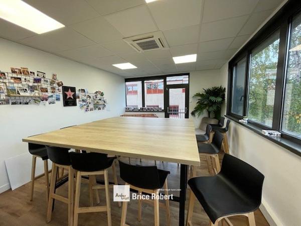 Bureaux à vendre ou à louer à Champagne-au-Mont-d'Or lumineux et modulables