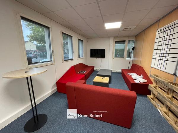 Location bureaux lumineux avec accès transports à Bron Les Citadelles
