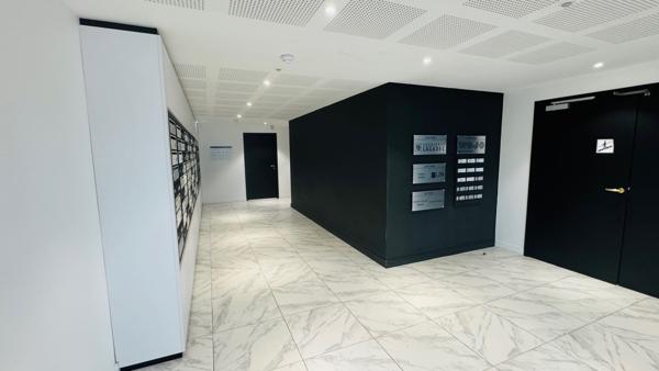 PLATEAUX DE BUREAUX 300 M² PORT DE COMMERCE