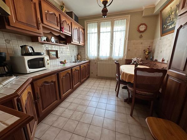 Maison quartier Zola à Nantes d'environ 176m² , avec grand jardin arboré. Fort potentiel d'évolution!