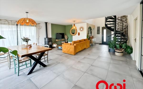 Maison à vendre    5 pièces • 155 m2 Revelles