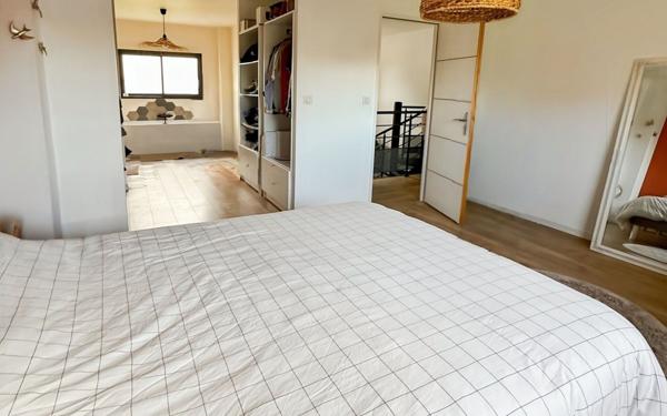 Maison à vendre    5 pièces • 155 m2 Revelles