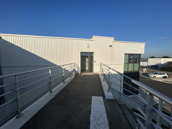 VENTE - LOCATION BUREAUX NEUFS - PARKING - PORNIC - 113 - - 75 m2