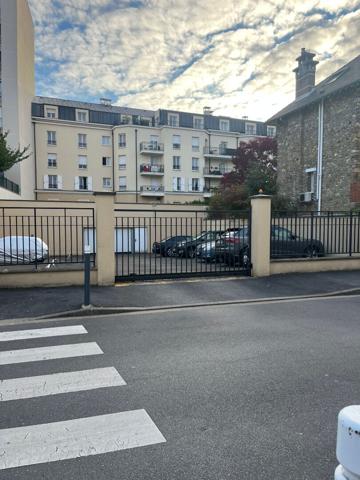 VILLEMOMBLE, à 3 min de la gare RER, 3 places de Parking