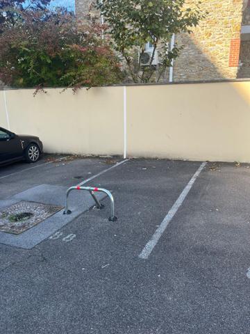 VILLEMOMBLE, à 3 min de la gare RER, 3 places de Parking