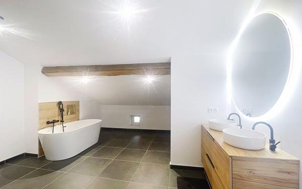 Immeuble à vendre    7 pièces • 196 m2 Firminy