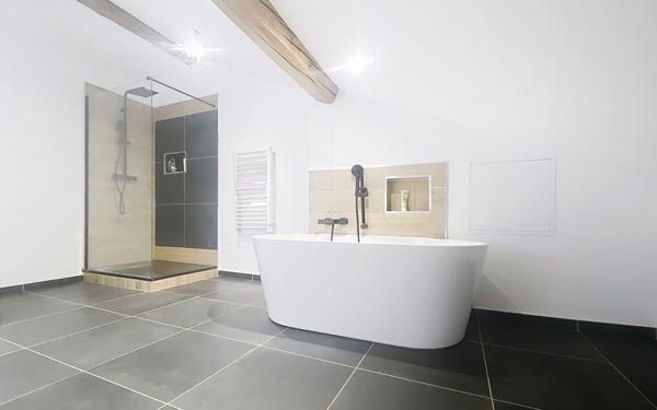 Immeuble à vendre    7 pièces • 196 m2 Firminy