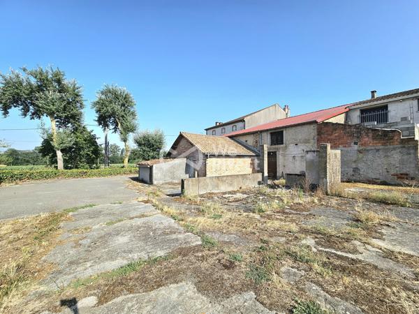 Maison de caractère avec dépendances et garages