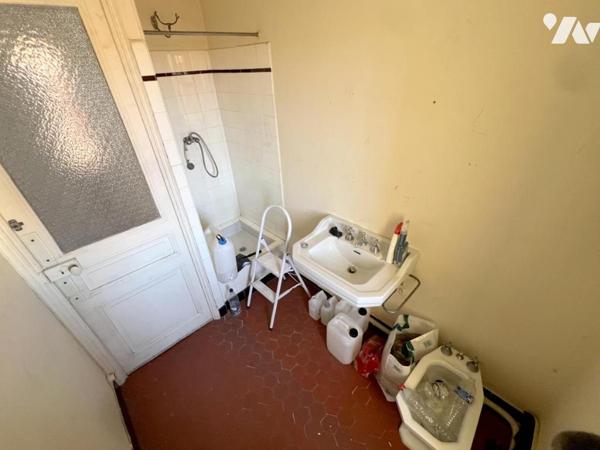 CANNES - 8 rue Commandant Vidal. Seul au 4e et dernier étage, 3p traversant + chambre + débarras.